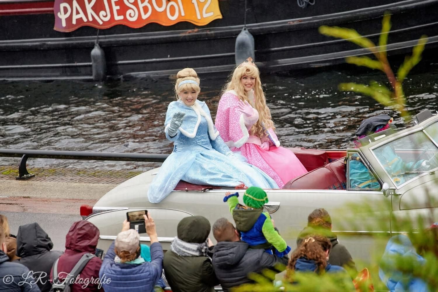 Twee prinsessen tijdens de sinterklaasintocht